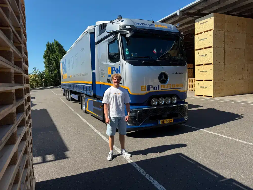 Leasebox-chauffeur-bij-vrachtwagen